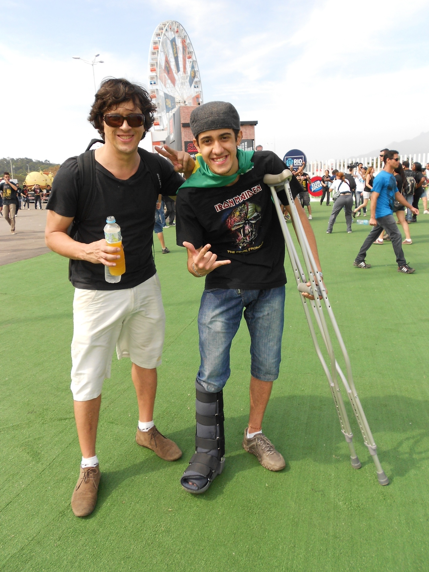 22.set.2013 - O mineiro Gabriel Lima, 18, que quebrou o pé duas semanas antes de seu show favorito, o do Iron Maiden - Fabíola Ortiz/UOL