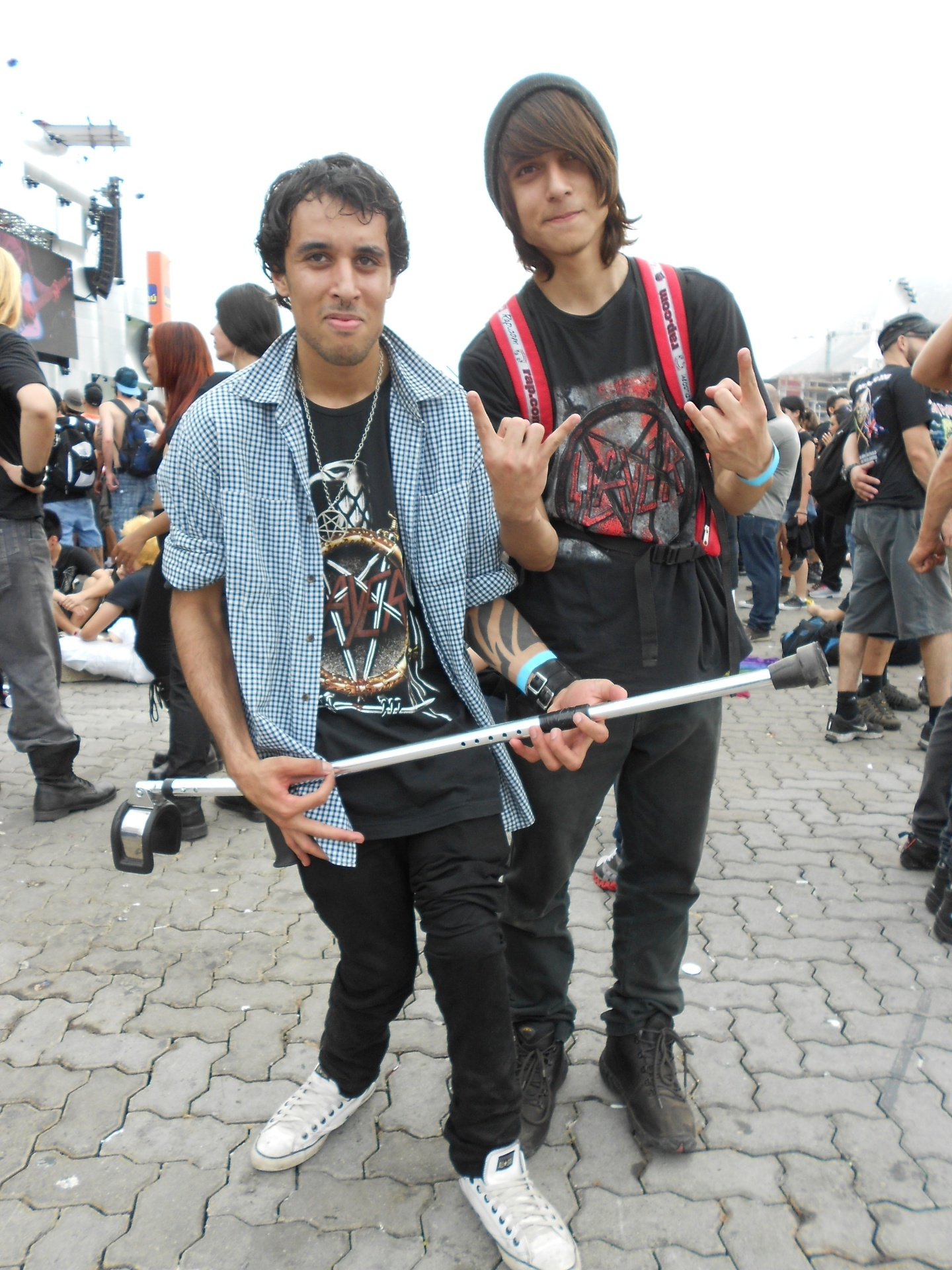 22.set.2013 - Fábio Luiz Silva, 21, que foi ao Rock in Rio acompanhado de uma muleta e do irmão - Fabíola Ortiz/UOL