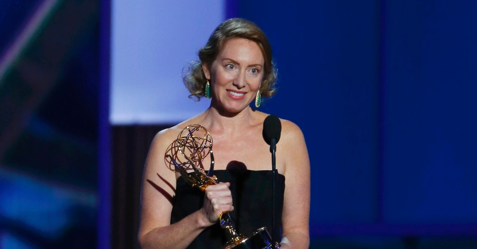 22.set.2013 - Sarah Bromell recebe o prêmio de Melhor Roteiro de série dramática em nome de seu marido Henry Bromell (Homeland)