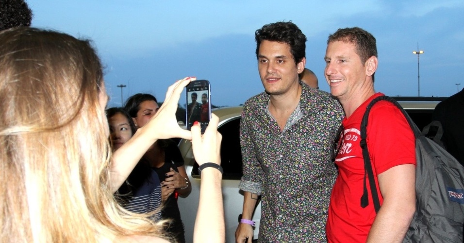 22.set.2013 - Solícito, John Mayer atende fãs em aeroporto do Rio antes de deixar o Brasil