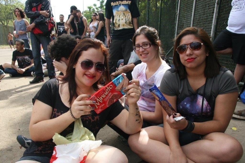 22.set.2013 - Tabata Esteves, Natália Violante e Cláudia Oliveira fazem café da manhã improvisado na porta do Rock in Rio - Zulmair Rocha/UOL