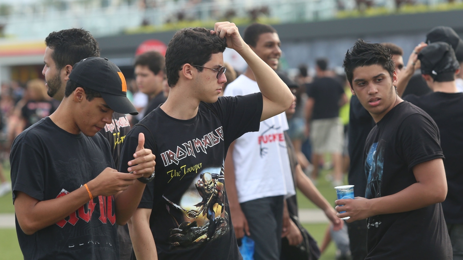 22.set.2013 Camisetas do Iron Maiden puderam ser vistas com frequência no dia em que a banda britânica fechará o festival - Marco Antônio Teixeira/UOL