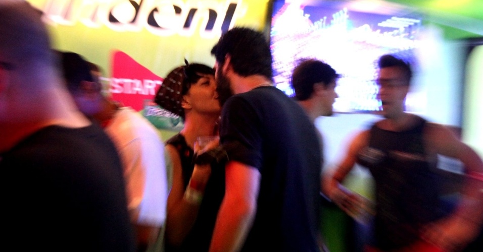 22.set.2013 - Fabiula Nascimento beija o namorado Felipe Bond durante os shows de encerramento do Rock in Rio