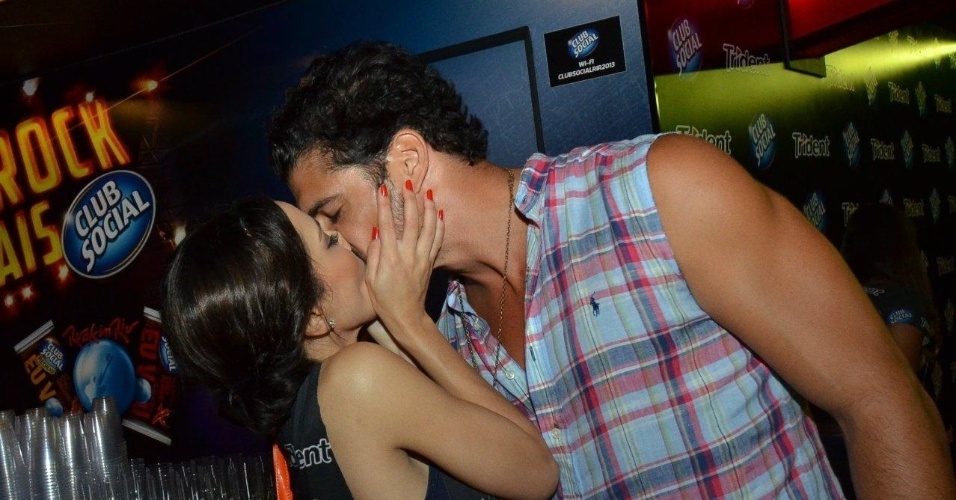 22.set.2013 - Maytê Piragibe e o marido, Marlos Cruz, em momento romântico durante o festival