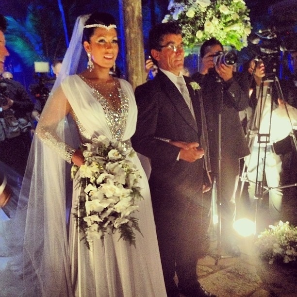 23.set.2013 - Depois de problemas com o estilista, vestido de noiva de Mulher Moranguinho conta com decote e muito brilho