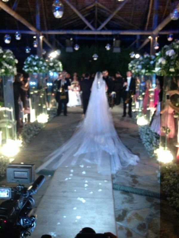 23.set.2013 - Mulher Moraguinho entra no salão de festas onde é comemorado seu casamento com o cantor Naldo