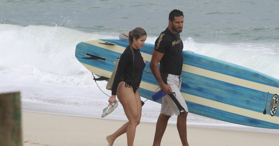 23.set.2013 - O casal ex-peões Beto Malfacini e Aryane Steinkopf curtiu um dia de praia na Macumba, na Barra da Tijuca, zona oeste do Rio
