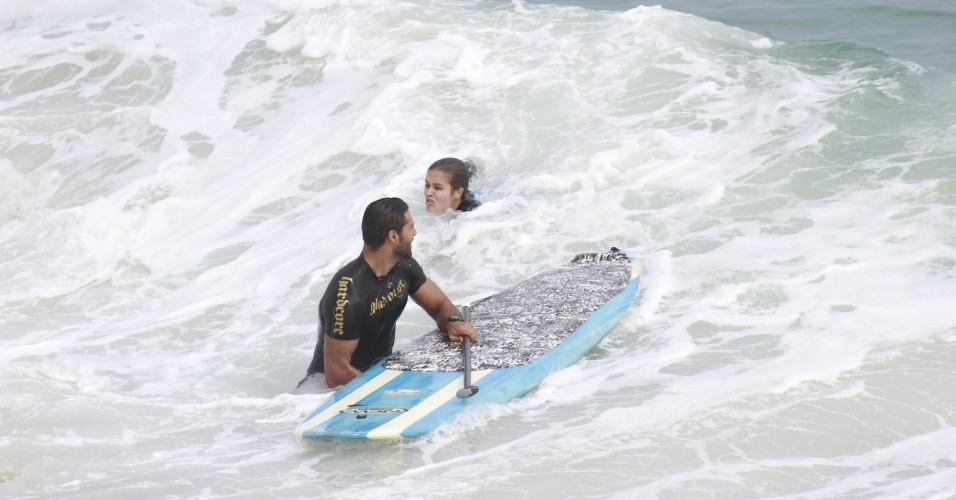 23.set.2013 - O casal ex-peões Beto Malfacini e Aryane Steinkopf curtiu um dia de praia na Macumba, na Barra da Tijuca, zona oeste do Rio