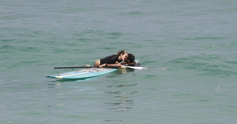 23.set.2013 - O casal ex-peões Beto Malfacini e Aryane Steinkopf curtiu um dia de praia na Macumba, na Barra da Tijuca, zona oeste do Rio. Aryane fez stand up paddle e o casal trocou beijos no mar