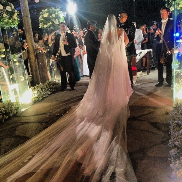 23.set.2013 - Vestida de noiva, Mulher Moraguinho é fotografada durante cerimônia de seu casamento com o cantor Naldo