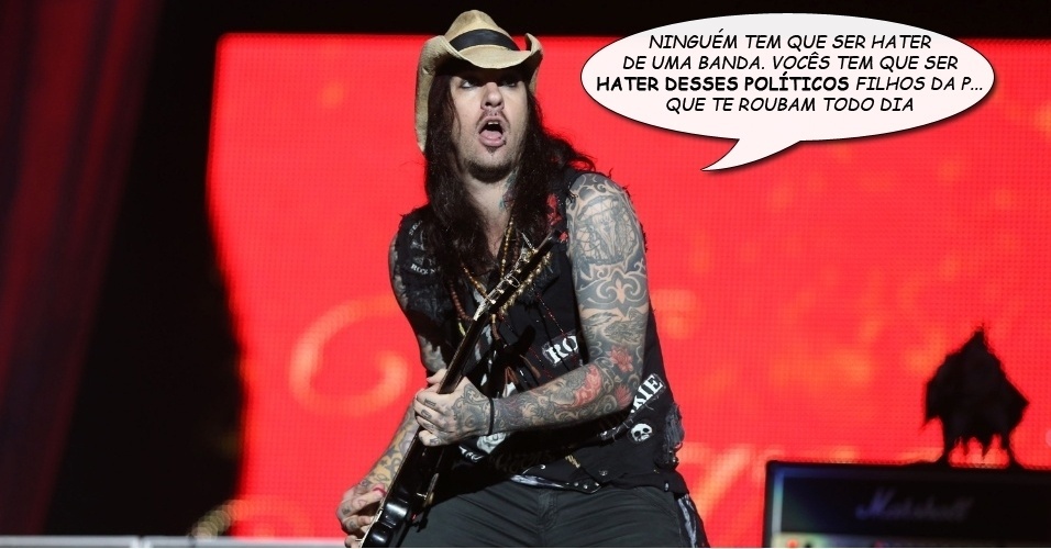 "Ninguém tem que ser 'hater' de uma banda. vocês têm que ser 'hater' desses políticos filhos da p... que te roubam todo dia", Cadu Pelegrini, vocalista do Kiara Rocks, banda brasileira que abriu o Palco Mundo diante de um público que só queria ouvir nomões como Slayer e Iron Maiden - Fernando Maia/UOL