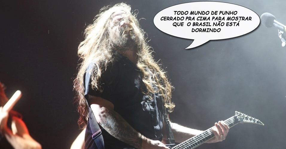 "Todo mundo de punho cerrado pra cima para mostrar que o Brasil não está dormindo", Andreas Kisser, guitarrista do Sepultura, aderindo ao espírito de protestos políticos que tomou conta do festival - Fernando Maia/UOL