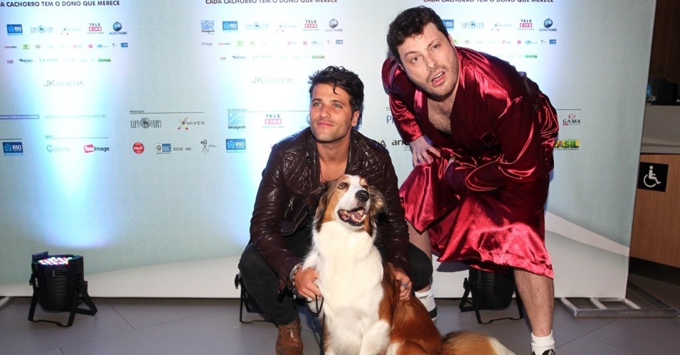 23.set.2013 - Bruno Gagliasso e Danilo Gentili posam com o cão Duffy, uma das estrelas de "Mato Sem Cachorro", na pré-estreia do filme em São Paulo