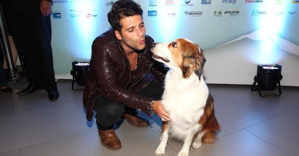 23.set.2013 - Bruno Gagliasso posa com o cão Duffy, uma das estrelas de "Mato Sem Cachorro", na pré-estreia do filme em São Paulo