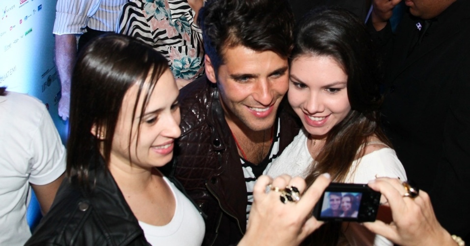 23.set.2013 - Bruno Gagliasso tira foto com fãs durante a pré-estreia de "Mato Sem Cachorro", em um shopping de São Paulo.