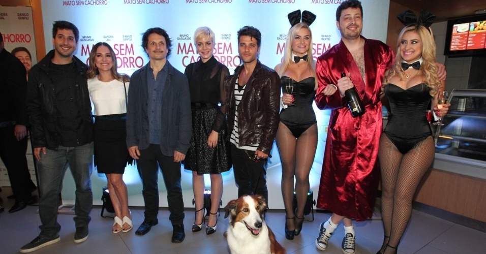 23.set.2013 - Elenco de "Mato Sem Cachorro" se reúne para a pré-estreia do longa, em um shopping de São Paulo