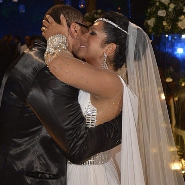 23.set.2013 - Naldo e Moranguinho se beijam e abraçam durante o casamento