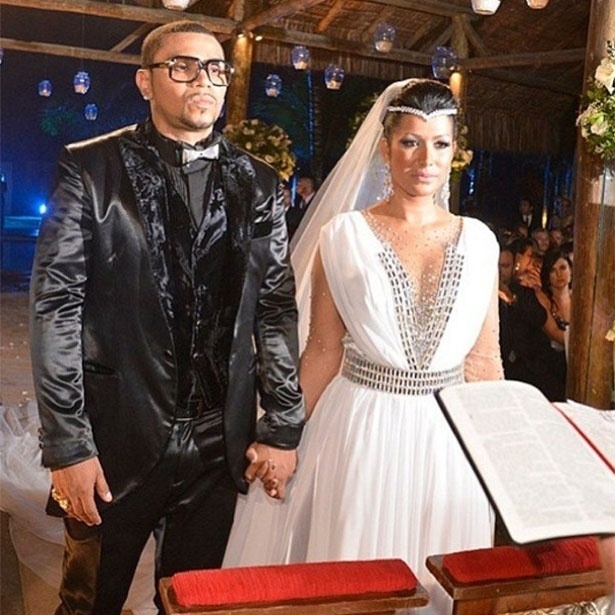 23.set.2013 - Naldo e Moranguinho se casam em cerimônia casa de eventos de Jacarepaguá, Rio de Janeiro