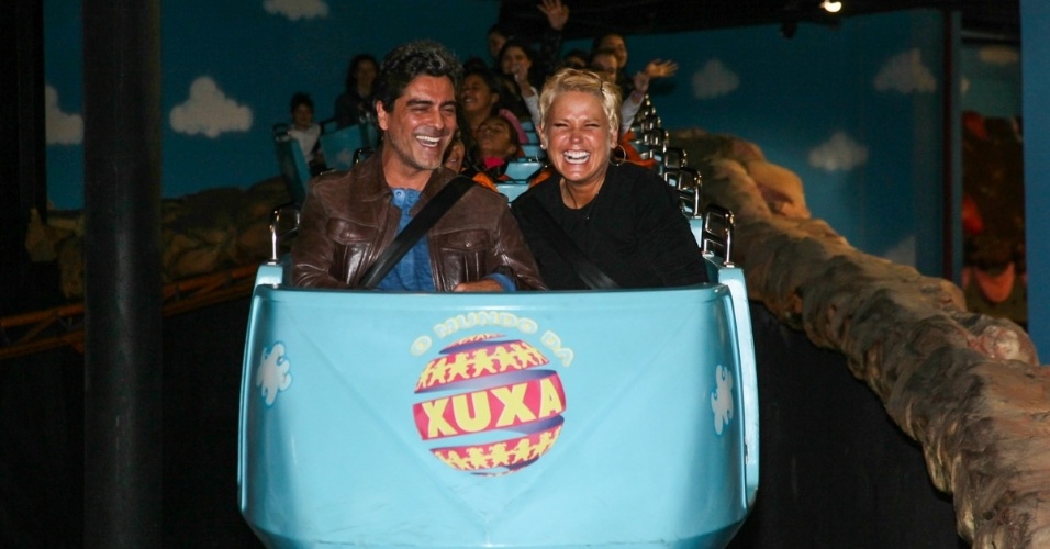 24.set.2013 - Acompanhada do namorado, o cantor Junno Andrade, Xuxa participou da comemoração dos dez anos do parque que leva o seu nome em São Paulo. O casal se divertiu na montanha russa