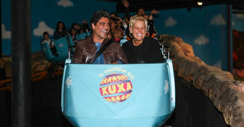 24.set.2013 - Acompanhada do namorado, o cantor Junno Andrade, Xuxa participou da comemoração dos dez anos do parque que leva o seu nome em São Paulo. O casal se divertiu na montanha russa
