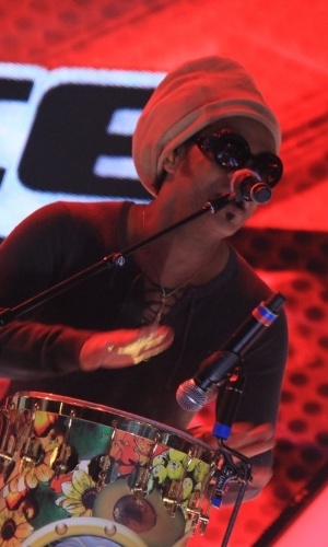 24.set.2013 - Carlinhos Brown, jurado do "The Voice", canta durante a apresentação da segunda temporada do reality musical