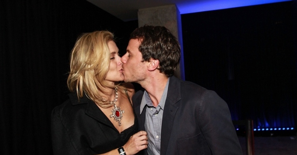 24.set.2013 - Carolina Dieckmann com o marido na festa de lançamento da MTV, em São Paulo
