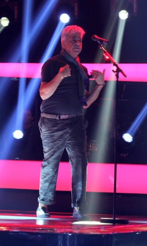 24.set.2013 - Lulu Santos, jurado do "The Voice", canta durante a apresentação da segunda temporada do reality musical