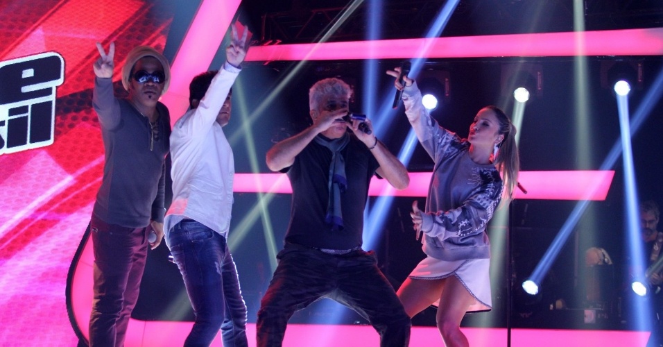 24.set.2013 - Os jurados do "The Voice" Carlinhos Brown, Daniel, Cláudia Leitte e Lulu Santos cantam durante a apresentação da segunda temporada do reality musical