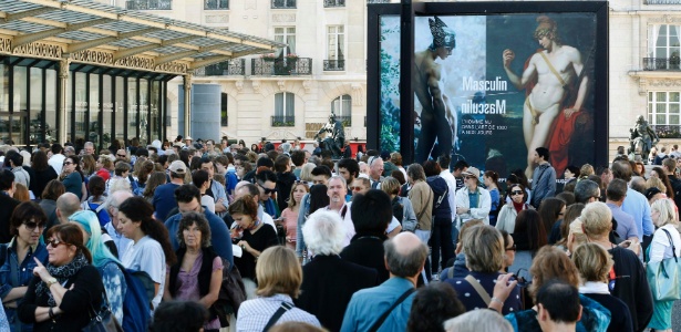 24.set.2013 - Pessoas fazem fila do lado de fora do Museu d"Orsay, em Paris, para a abertura da exibição "Masculin/Masculin" sobre a nudez masculina - REUTERS/Charles Platiau
