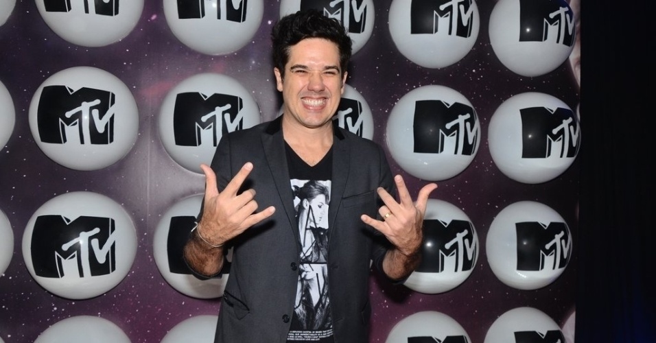 24.set.2013 - O cantor Rogério Flausino, do Jota Quest, na  festa de lançamento da MTV, na Casa Petra, em São Paulo