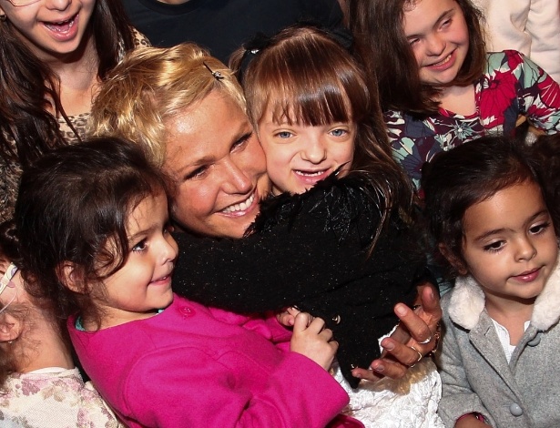 24.set.2013 - Xuxa abraça Rafa Justus na festa de comemoração de dez anos do parque "O Mundo da Xuxa"