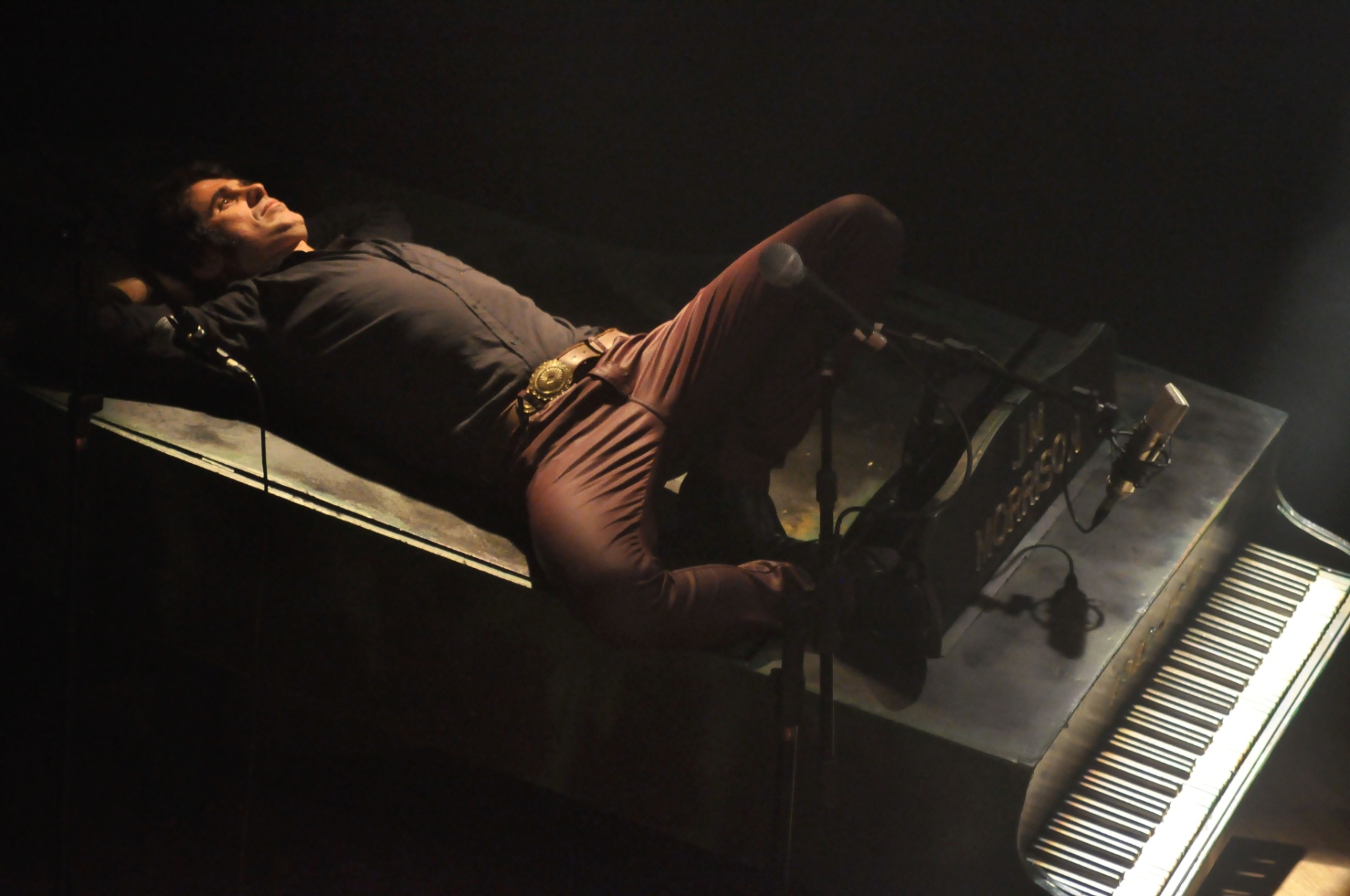 Eriberto Leão vive Jim Morrison no teatro - Guilherme Forton