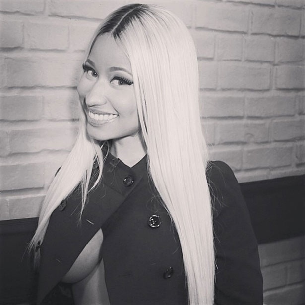 24.set.2013 - A rapper Nicki Minaj posta foto com decote ousado que usou para gravar o programa de Ellen Degeneres
