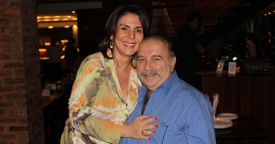 24.set.2013 - Castrinho e a mulher Andrea assistem ao último capítulo de "Dona Xepa" com o elenco da novela, no Rio