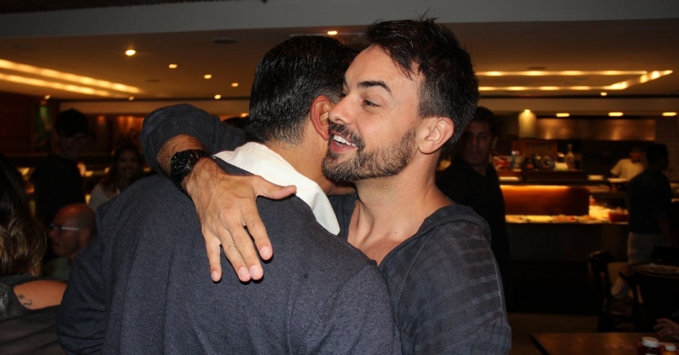 24.set.2013 - Maurício Mattar e Márcio Kieling se abraçam na reunião do elenco de "Dona Xepa", que assistiu junto ao último capítulo da novela, no Rio