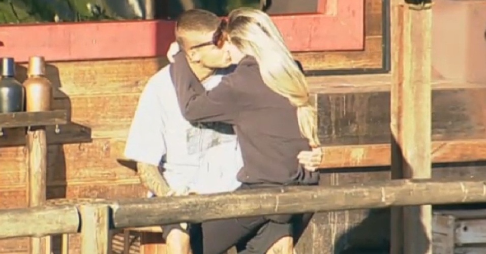 25.set.2013 - Antes de cuidar dos bichos, Bárbara Evans sentou no colo do namorado Mateus Verdelho