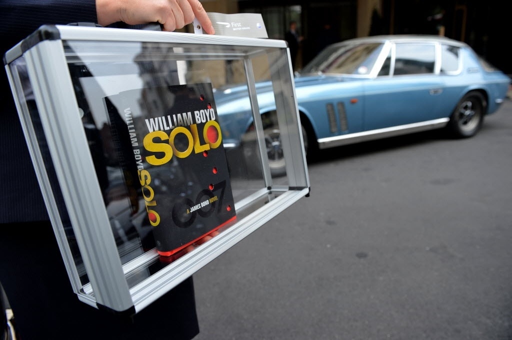 25.set.2013 - Escritor William Boyd lança novo livro do agente James Bond, "Solo", no Hotel Dorchester, em Londres - AFP