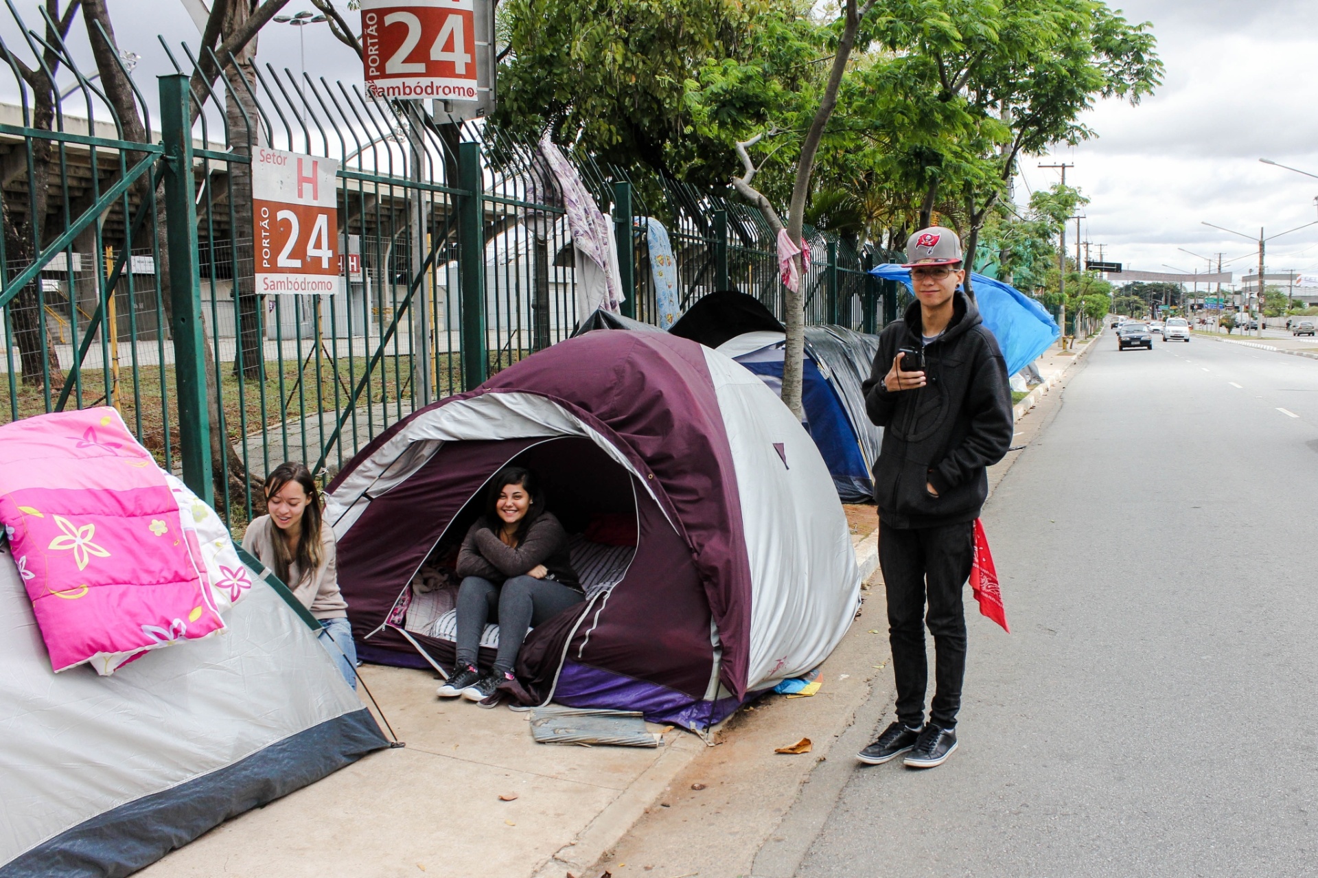 25.set.2013 - Fãs do astro pop Justin Bieber acampam na calçada da Avenida Olavo Fontoura, ao lado do Anhembi, na zona norte de São Paulo, onde o cantor canadense se apresenta no dia 3 de novembro - MARCO AMBRóSIO/FRAME/ESTADÃO CONTEÚDO