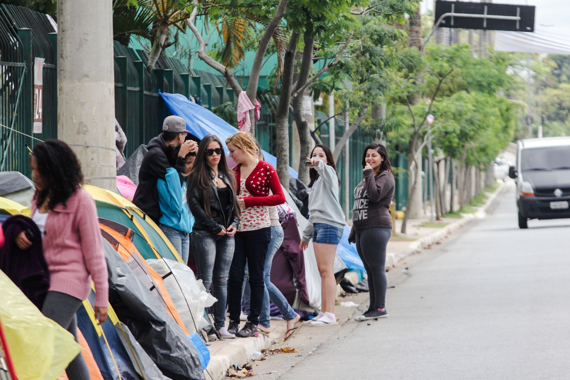 25.set.2013 - Fãs do astro pop Justin Bieber acampam na calçada da Avenida Olavo Fontoura, ao lado do Anhembi, na zona norte de São Paulo, onde o cantor canadense se apresenta no dia 3 de novembro - MARCO AMBRóSIO/FRAME/ESTADÃO CONTEÚDO