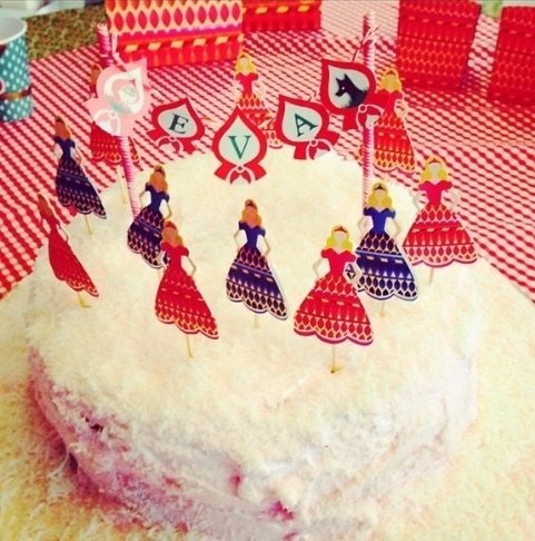 25.set.2013- Pelo Instagram, Angélica publicou uma foto do bolo de aniversário de um ano da filha Eva. "E as comemorações já começaram. Ela ama uma festinha, #evadeliciadamae", escreveu a apresentadora