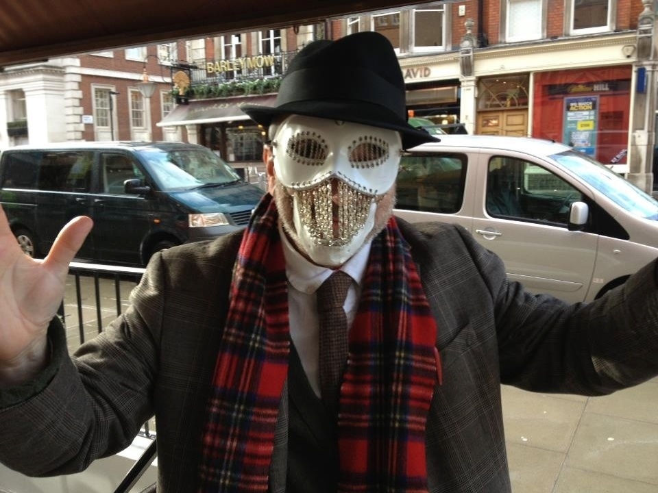 Barry Cunninghan, editor que apostou na saga "Harry Potter", usa máscara do Dark Writer, escritor anônimo brasileiro que publica história na internet - Reprodução