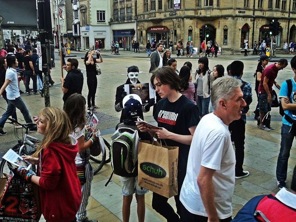 Escritor Dark Writer, autor brasileiro anônimo, não revela seu nome, idade ou gênero e aparece nas redes sociais com uma máscara. Seu livro será publicado por Barry Cunninghan, primeiro a apostar na saga Harry Potter - Reprodução