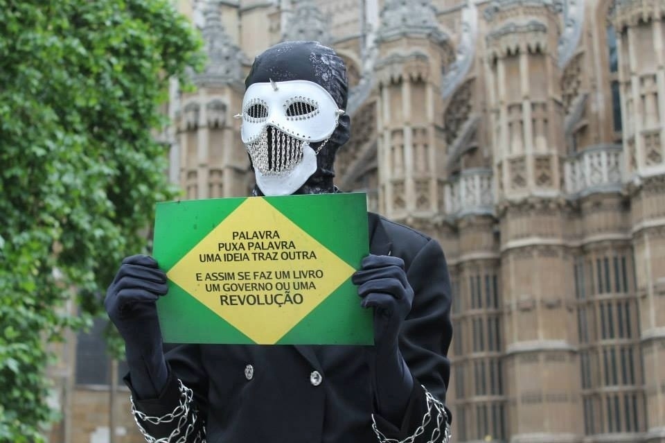 Escritor Dark Writer, autor brasileiro anônimo, não revela seu nome, idade ou gênero e aparece nas redes sociais com uma máscara. Seu livro será publicado por Barry Cunninghan, primeiro a apostar na saga Harry Potter - Reprodução