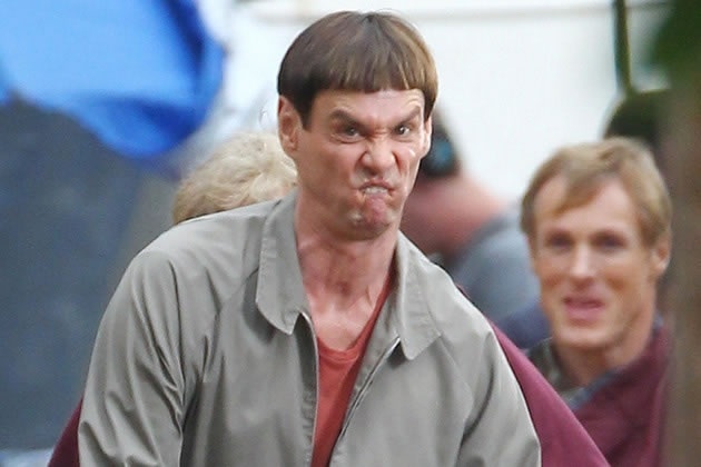 Jim Carrey anda de bicicleta nas gravações do novo filme da dupla Debi e Lóide - Reprodução