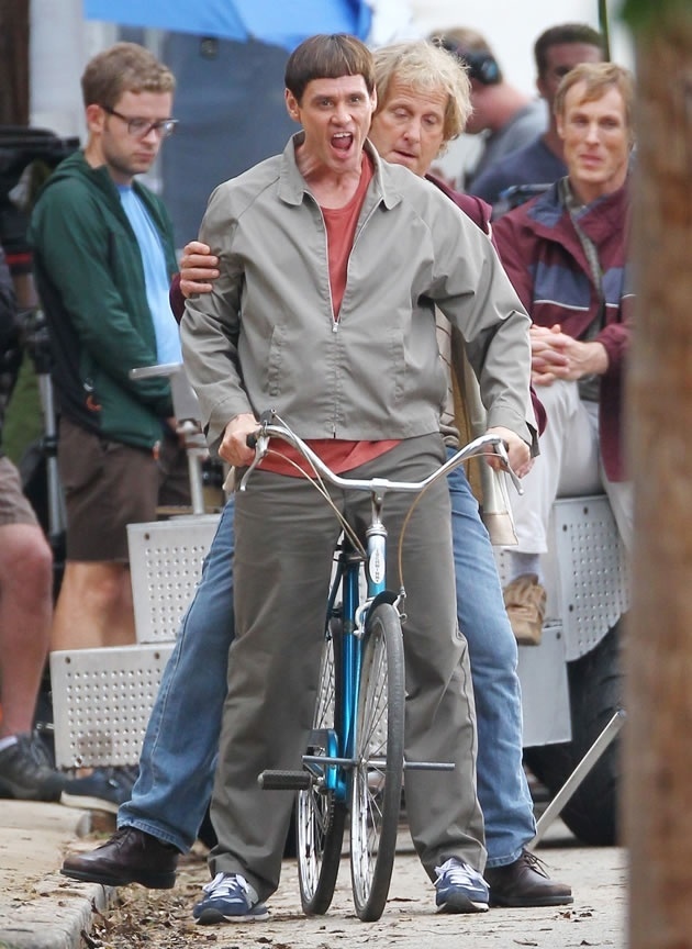 Jim Carrey e Jeff Daniels andam de bicicleta nas gravações do novo filme da dupla Debi e Lóide - Reprodução
