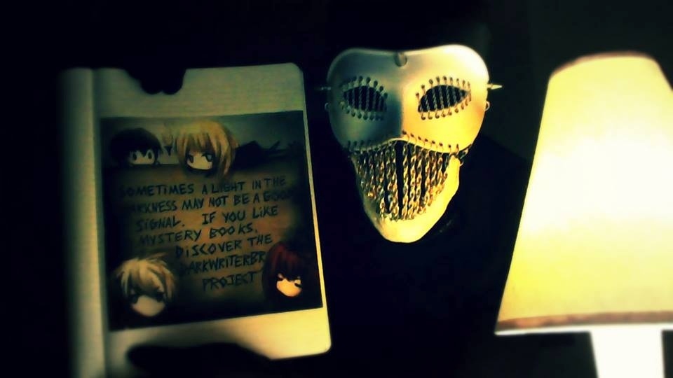 O editor britânico que descobriu Harry Potter quer publicar o livro de um escritor brasileiro anônimo. Dark Writer não revela seu nome, idade ou gênero e aparece nas redes sociais com uma máscara que ganhou de presente do designer de Lady Gaga - Reprodução