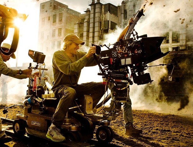 25.set.2013 - Michael Bay aparece destruindo set de "Transformers: A Era da Extinção" - Andrew Cooper/Site Oficial