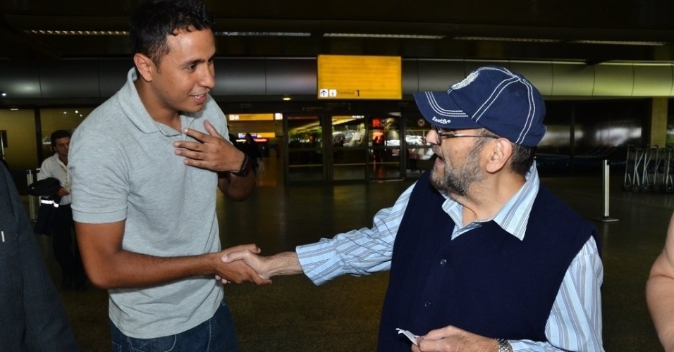 25.set.2013 - O ator Edgar Vivar, intérprete do Senhor Barriga e Nhonho de "Chaves", desembarca no Aeroporto Internacional de Guarulhos, em São Paulo