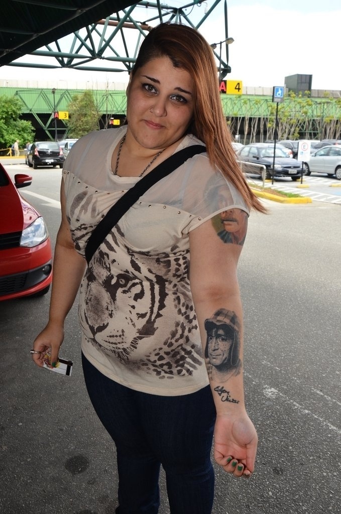26.set.2013 - Fã de "Chaves" mostra tatuagens com os rostos dos personagens