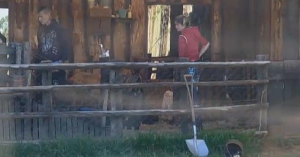 26.set.2013 - Mateus e Bárbara tiveram dificuldade para cuidar das cabras pela manhã